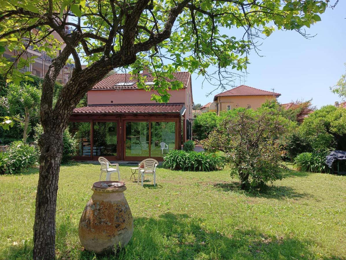 Villetta Con Giardino A Due Passi Dal Mare Imperia Exterior foto